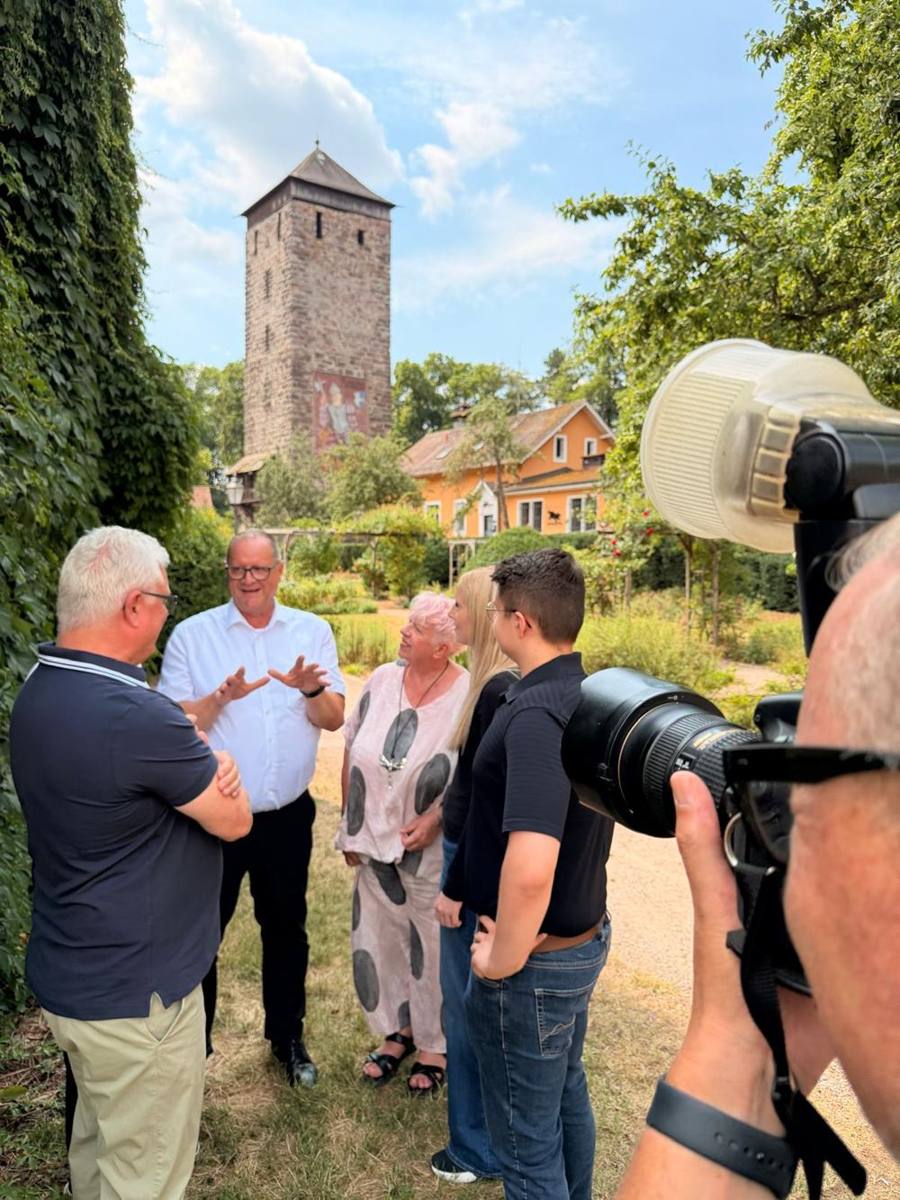 Gespräch vor dem Romäusturm
